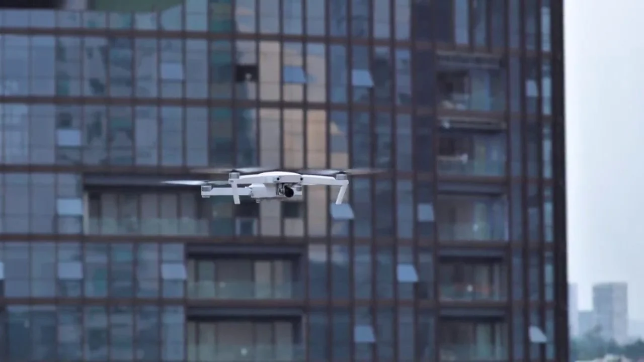 Edificios vistos en un video urbano real; no representa limpieza de fachadas