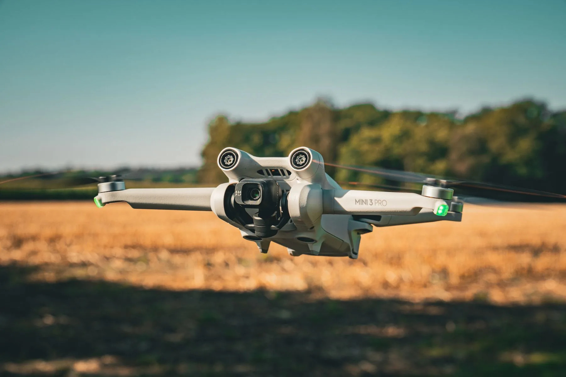 Fotografía real de un dron en vuelo, utilizada como referencia ilustrativa de inspección